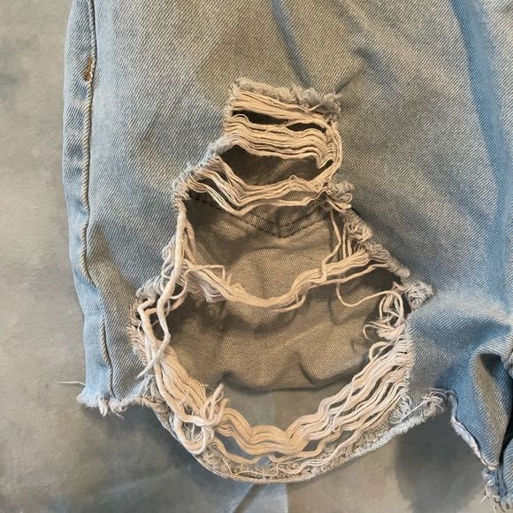 NASTY GAL • High Waisted Distressed shorts - Picture 6 of 9